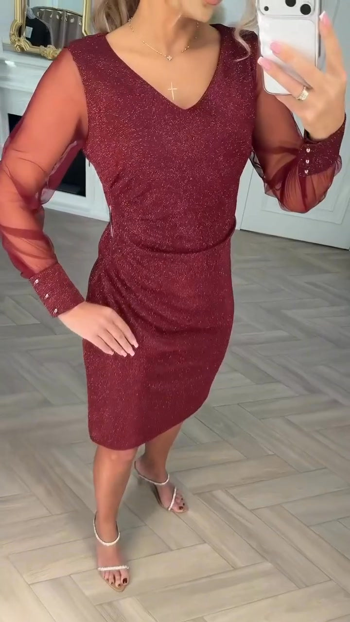 Lesklé šaty s výstřihem do V a patchworkovými detaily